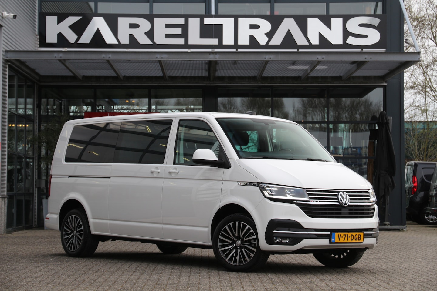 Volkswagen Transporter - 2.0 TDI Bulli | Aut. | DC | 4Motion | 2x Schuifdeur | Navi | Clima.. - AutoWereld.nl