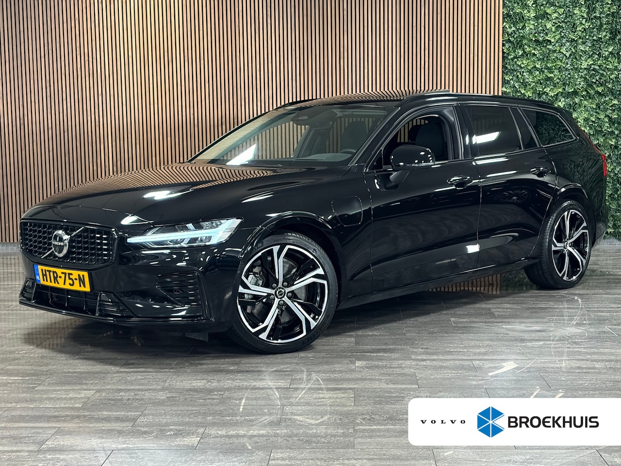 Volvo V60 - T6 AWD Recharge Ultra Dark | Trekhaak | 360° Camera | Schuifdak | Head-Up Display | Harman - AutoWereld.nl