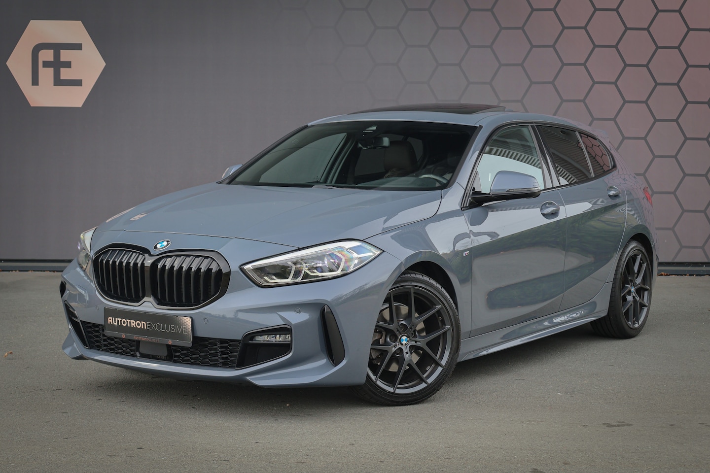 BMW 1-serie - 118i High Executive M-Sport HARMAN & KARDON | PANORAMADAK | VOLLEDER INTERIEUR | STOELVERW - AutoWereld.nl
