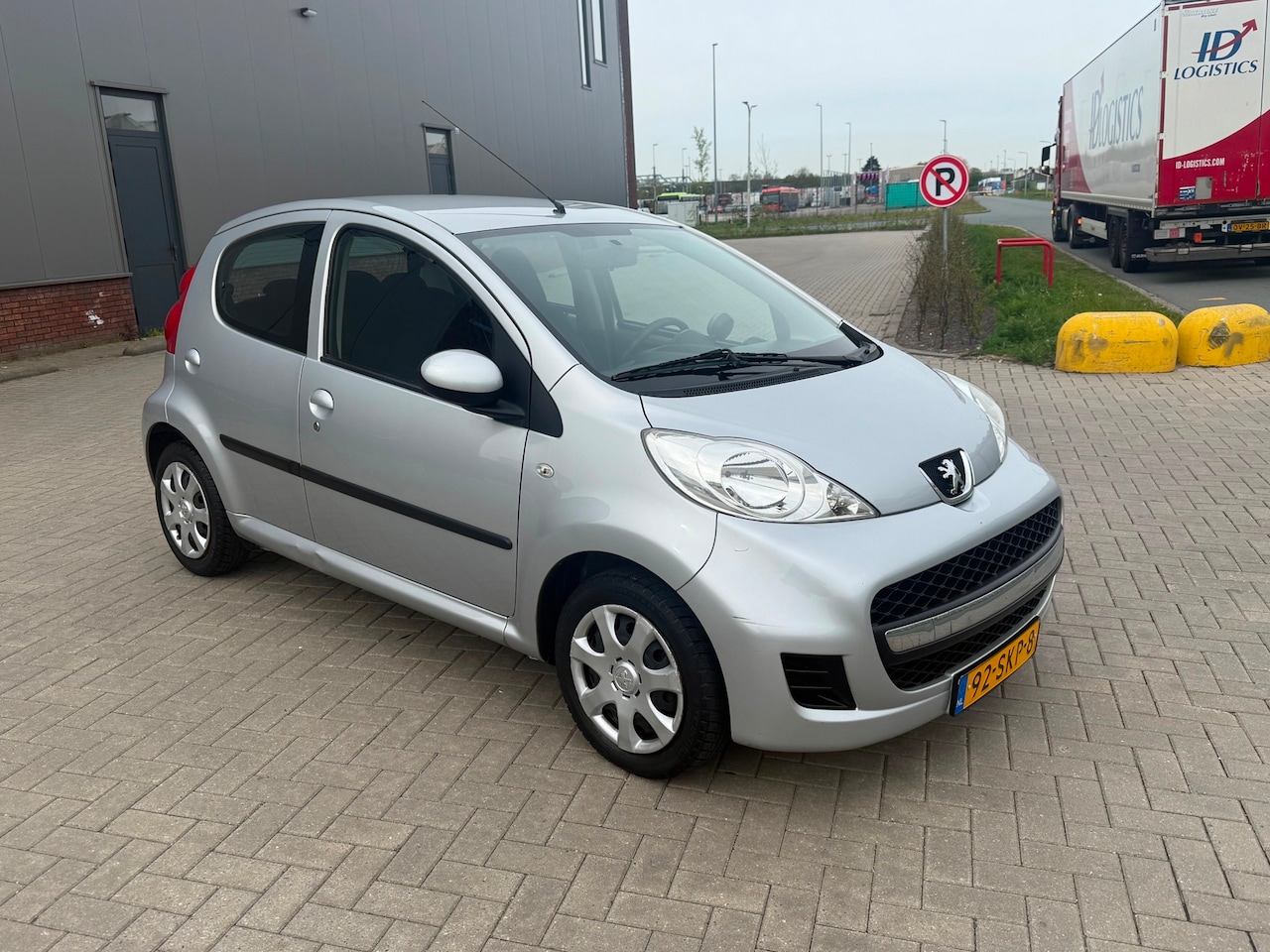 Peugeot 107 - 1.0-12V XS 93.000 Nap Automaat Airco Grijs 2011 - AutoWereld.nl
