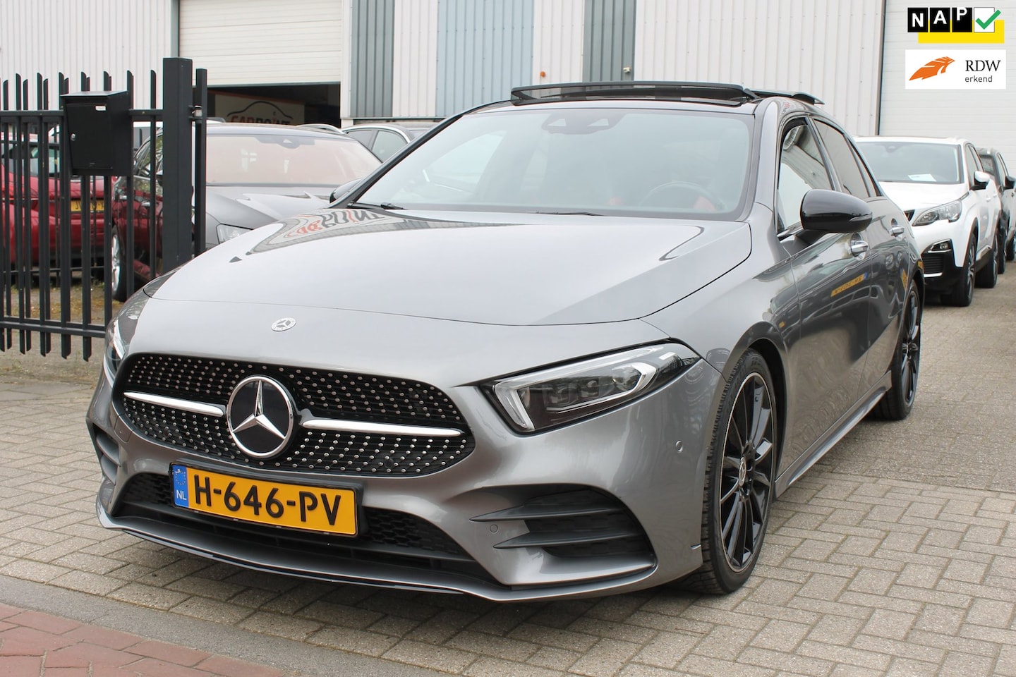 Mercedes-Benz A-klasse - 180 Premium Plus AMG Pano Sfeer Memory Widescreen!! - AutoWereld.nl