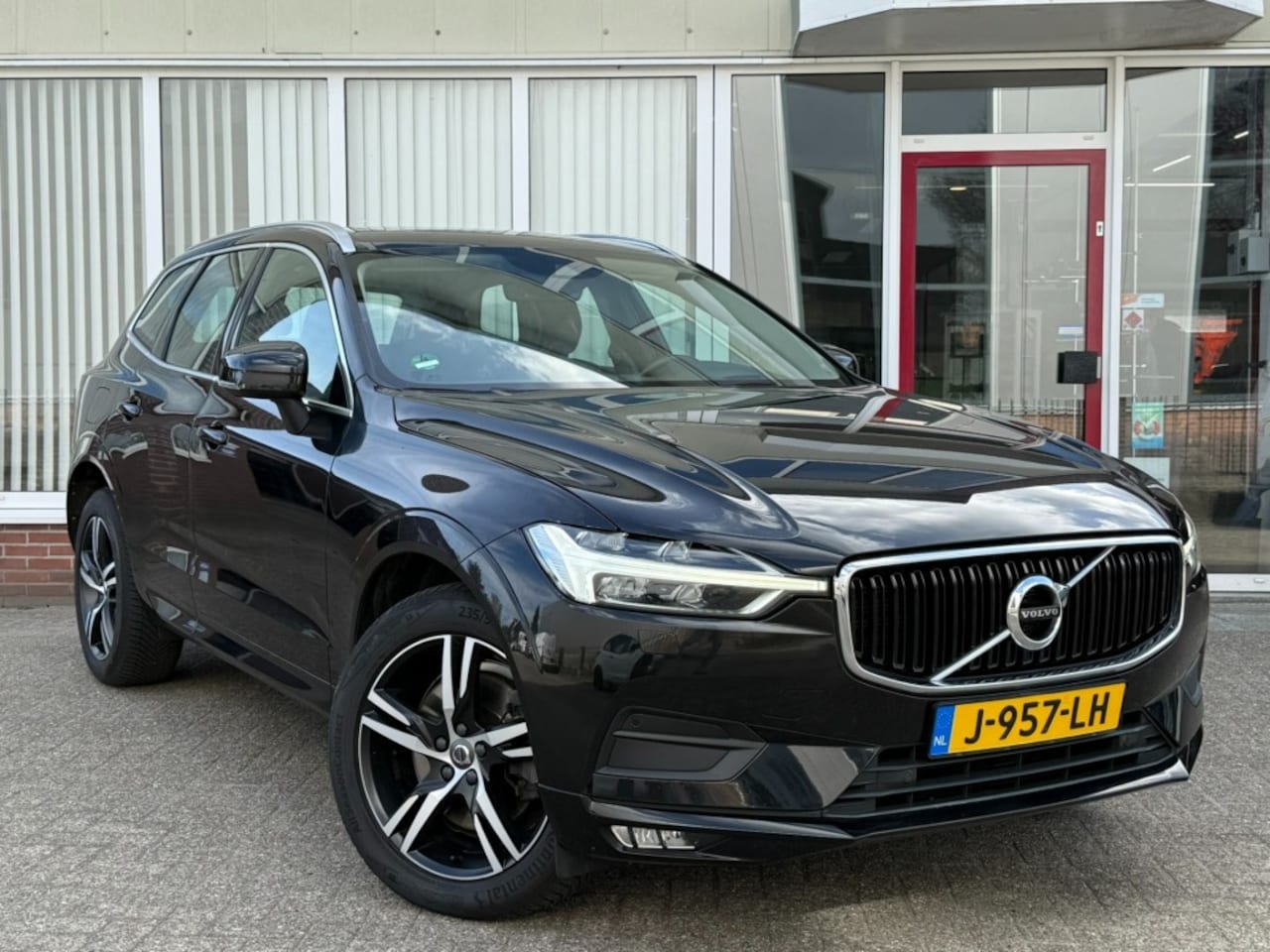 Volvo XC60 - 2.0 B4 AWD Momentum Pro I Leer I Panorama I Camera I Winterpakket I Trekhaak - AutoWereld.nl