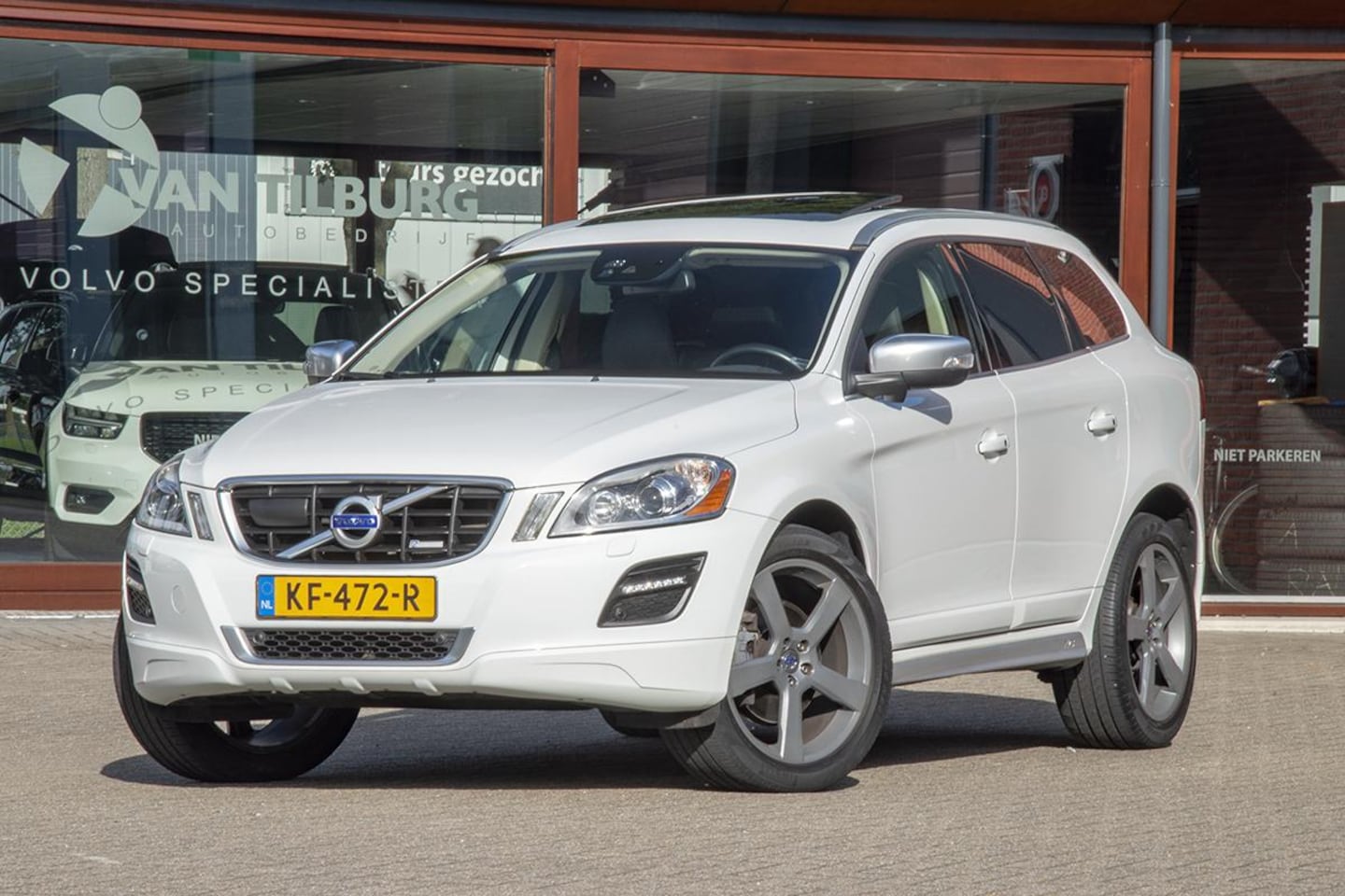 Volvo XC60 - 2.4 D5 AWD R-DESIGN PANORAMA DAK - AutoWereld.nl