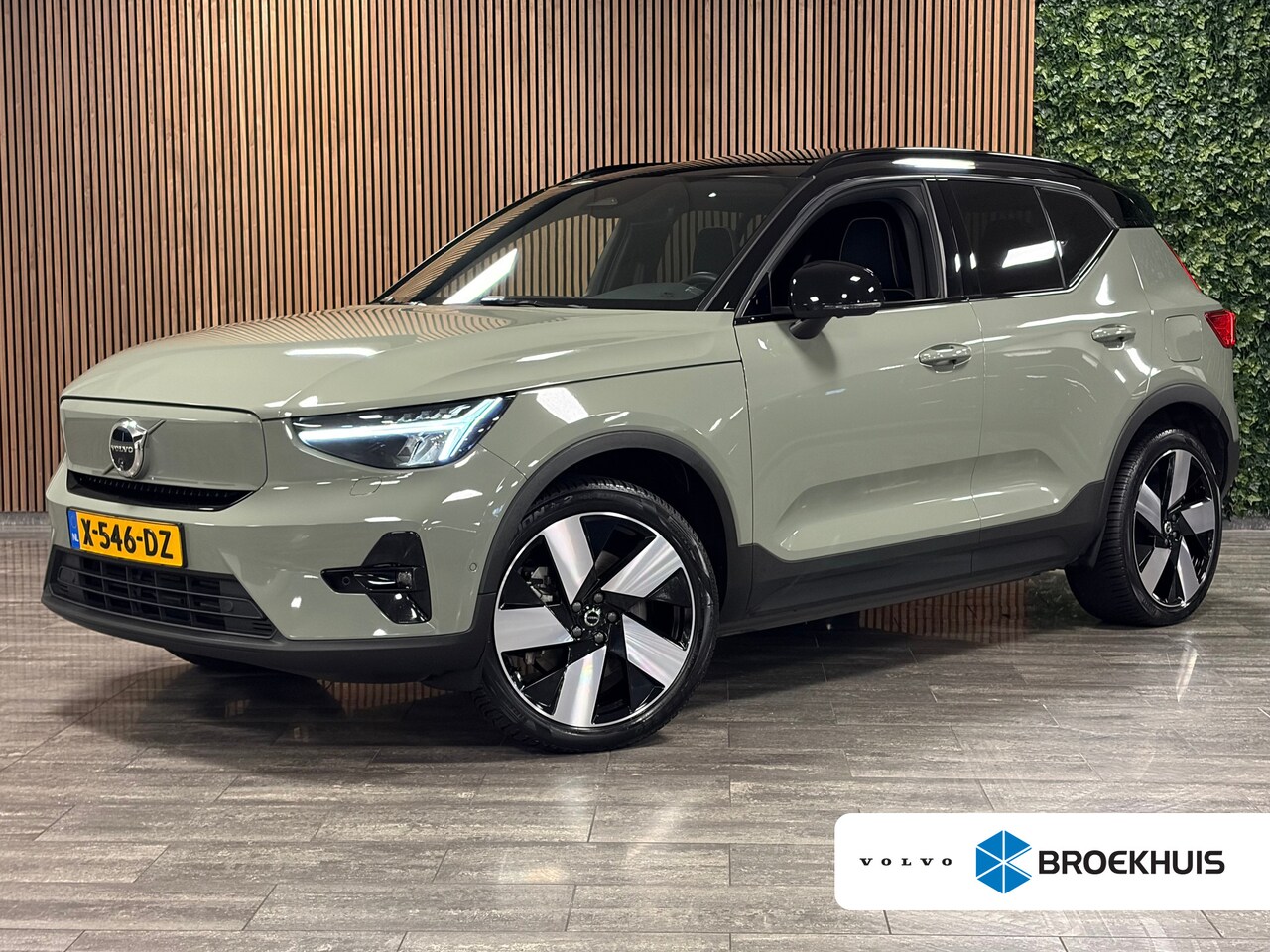 Volvo XC40 - Single Motor Extended Range Ultimate 82 kWh | 97% SoH | Trekhaak | Schuifdak | 360° Camera - AutoWereld.nl