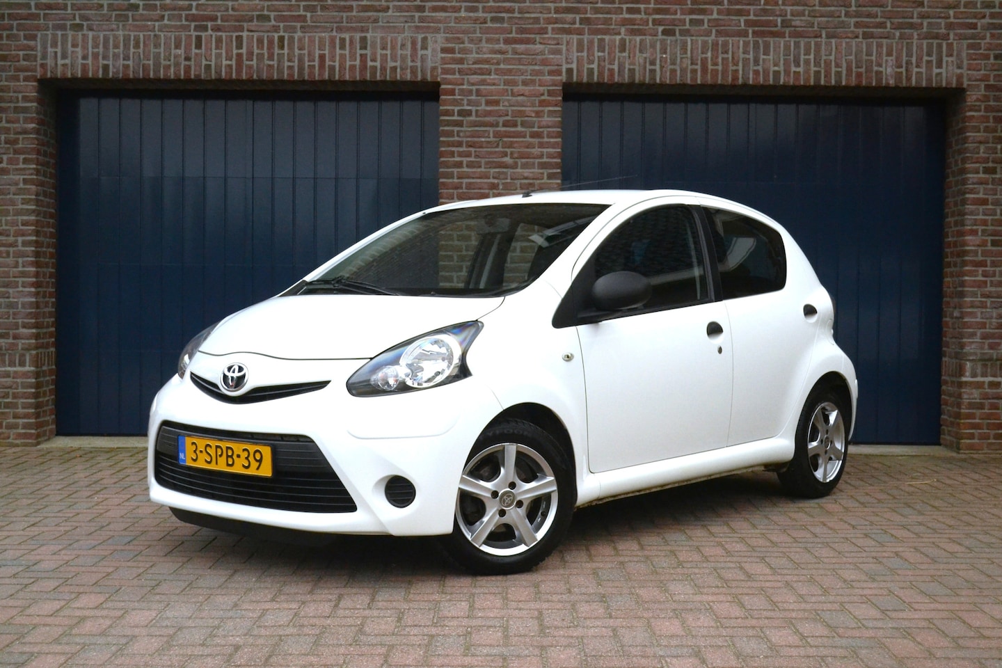 Toyota Aygo - 1.0 VVT-i Now | Airco | 1e eigenaar | 5-deurs | Lichtmetalen velgen | Afstandsbediening - AutoWereld.nl