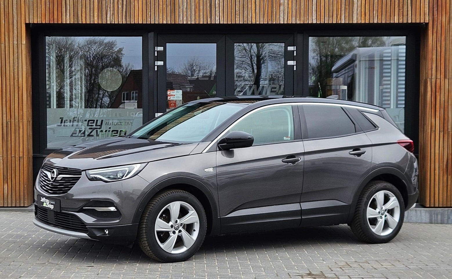 Opel Grandland X - 1.2 Turbo Business Executive stoel/stuur verwarming. automaat. achteruitrijcamera. nieuwe - AutoWereld.nl