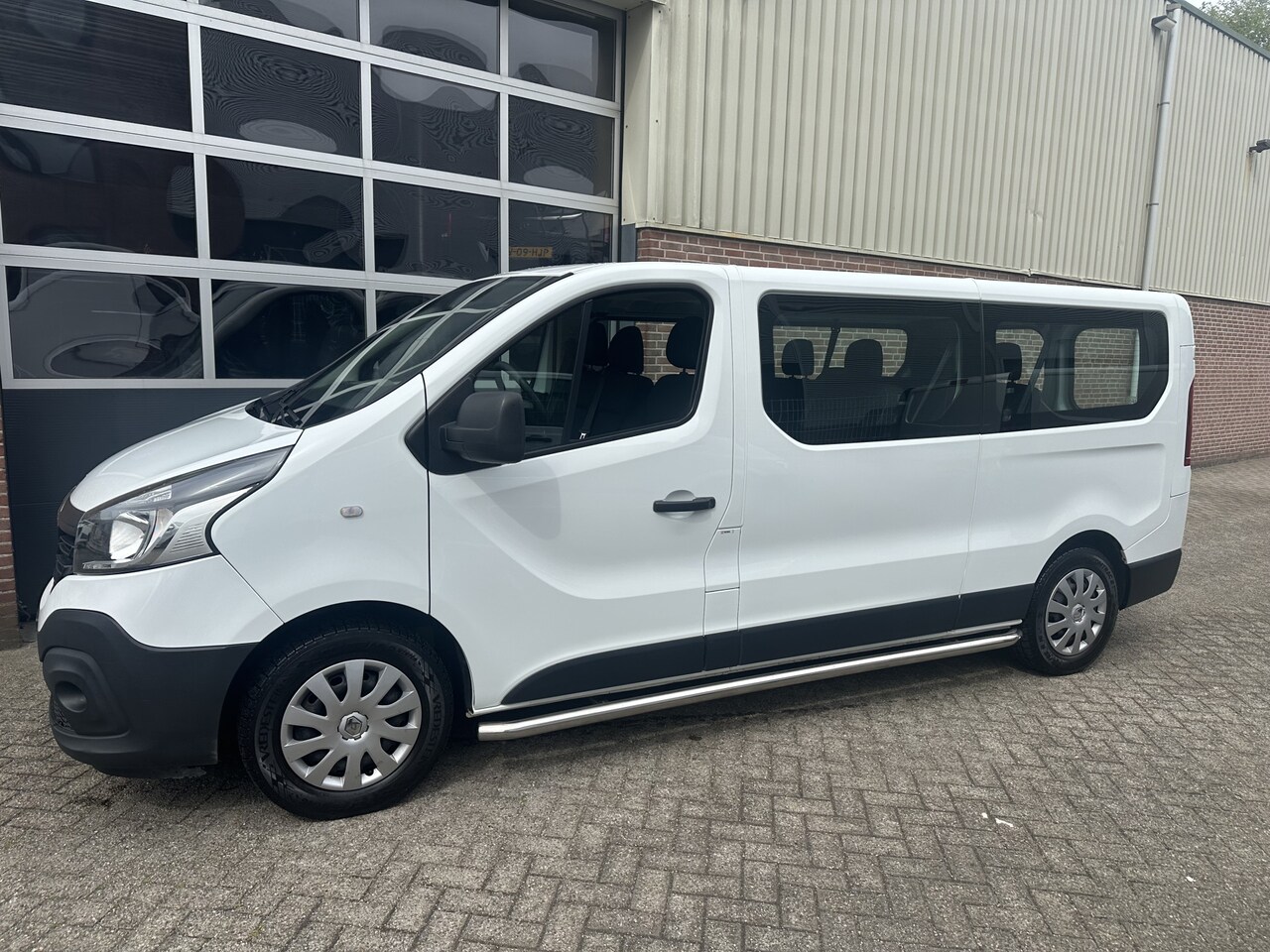 Renault Trafic Passenger - 1.6 dCi L2 9 persoons 19.950 incl BTW/BPM Airco,Cruise,Nav,Pdc,Trekh - AutoWereld.nl