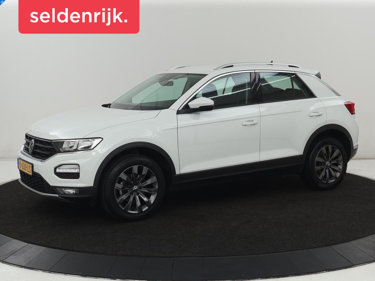 Volkswagen T-Roc - 1.0 TSI Style Business | Trekhaak | Camera | Adaptive cruise | Carplay | Navigatie | Side - AutoWereld.nl