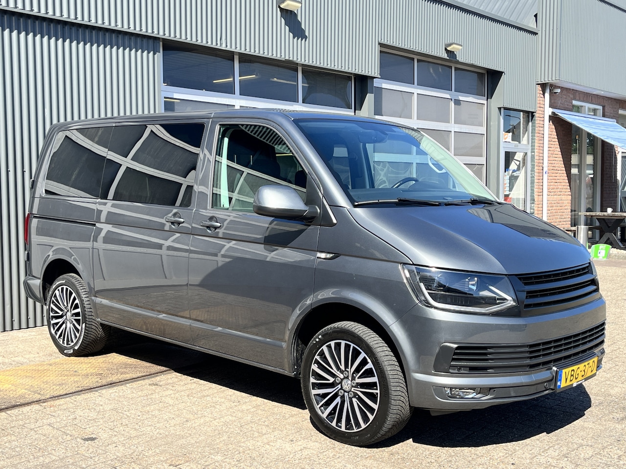 Volkswagen Transporter - 2.0 TDI L1H1 DC Airco Cruise controle Telefoonverbinding Apple carplay Navigatiesysteem St - AutoWereld.nl