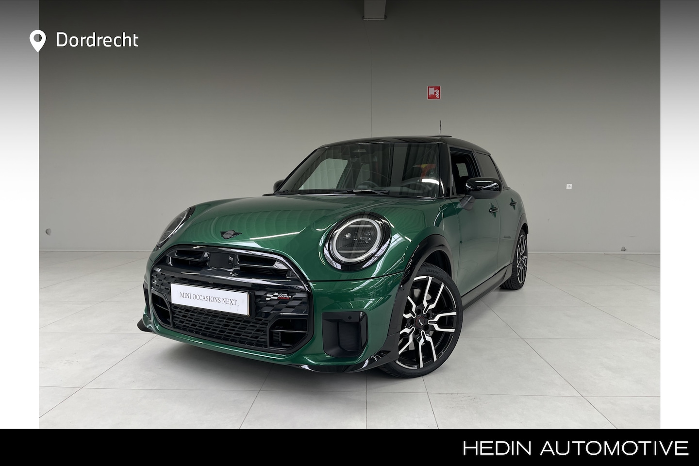 MINI John Cooper Works - 5-deurs C Cooper M | British Racing Green | 18" | Panorama | Stoel/Stuurverwarming - AutoWereld.nl