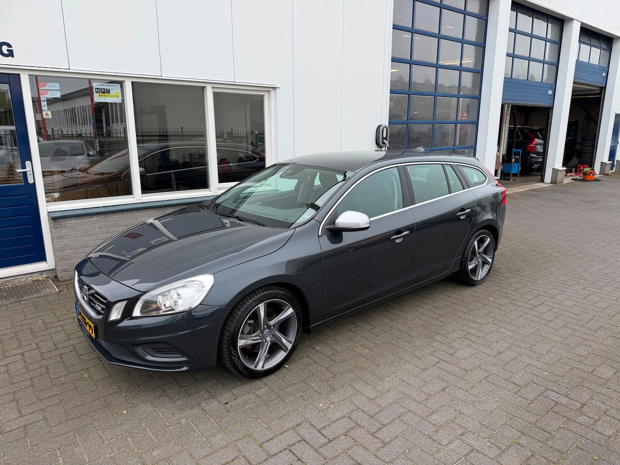 Volvo V60 - 1.6 T3 R-Design 1.6 T3 R-Design - AutoWereld.nl