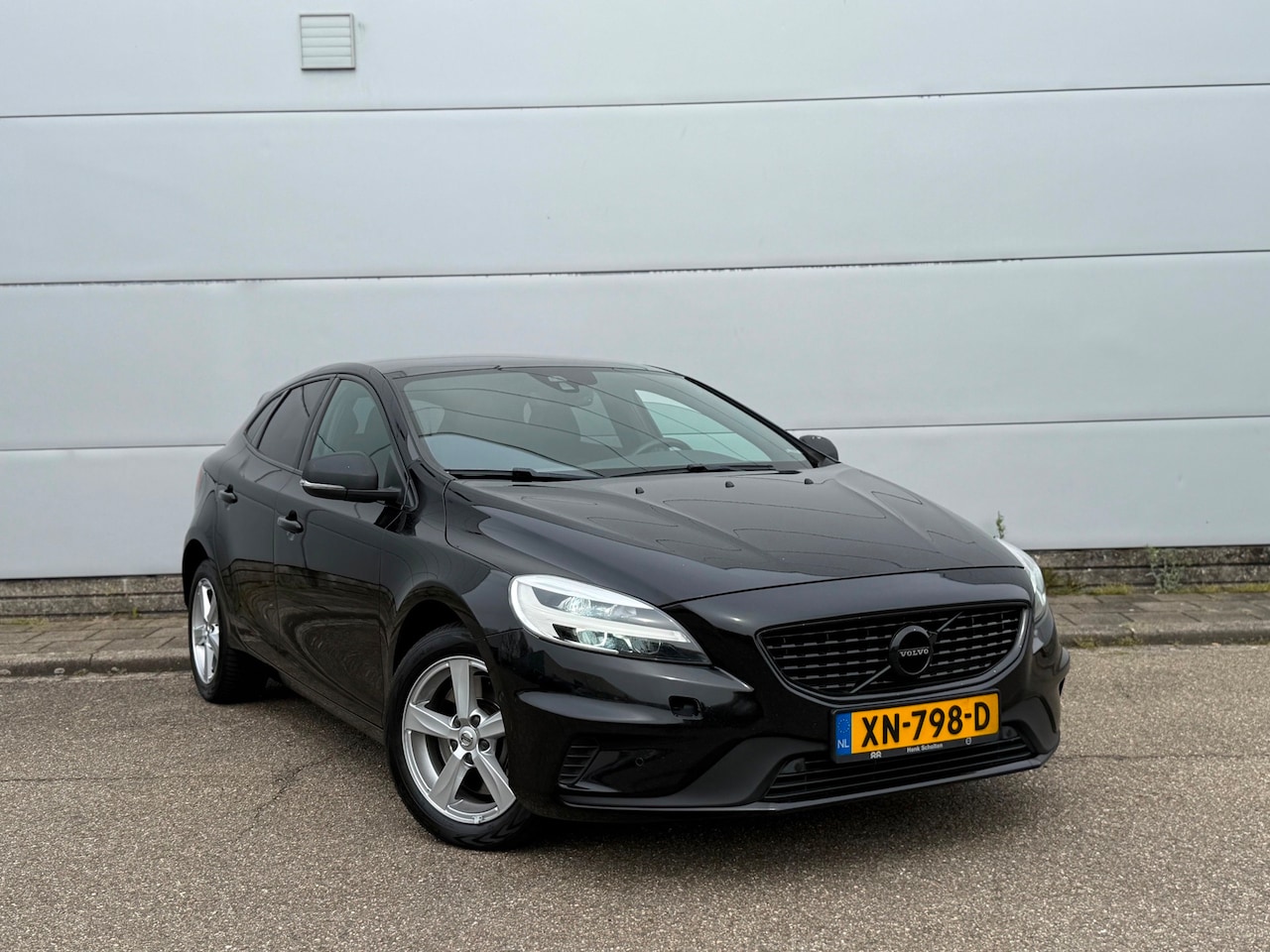 Volvo V40 - 1.5 T3 Polar+ Sport R-Design (bj 2019) AUTOMAAT|CAMERA|LEER - AutoWereld.nl