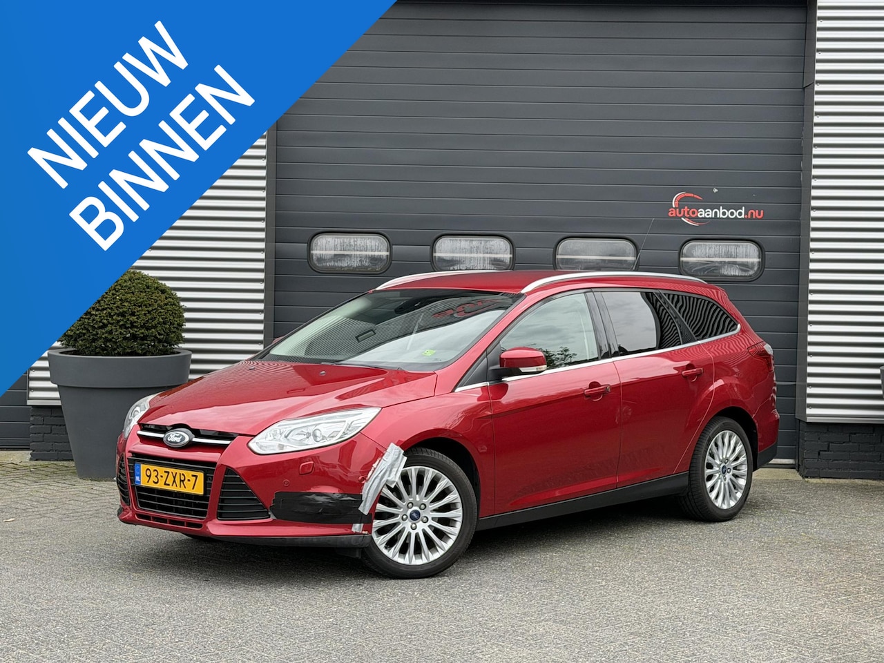 Ford Focus Wagon - 1.6 TDCI Lease Titanium | Navigatie | Xenon | Lichtmetalen Velgen | Trekhaak | - AutoWereld.nl