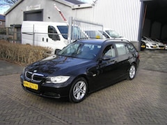 BMW 3-serie Touring - 320i airco navigatie als de motor warm is rook de iets motor maar rijd zeer goed