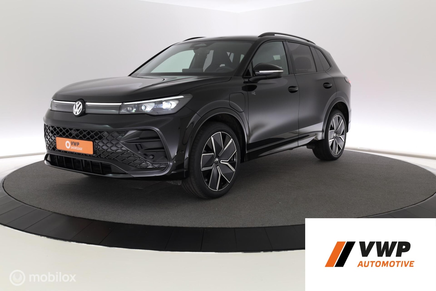 Volkswagen Tiguan - R-Line Edition 272PK eHybrid ALL-IN PRIJS | 3x R-LINE + BLACKSTYLE | FULL BLACK | NU BESCH - AutoWereld.nl