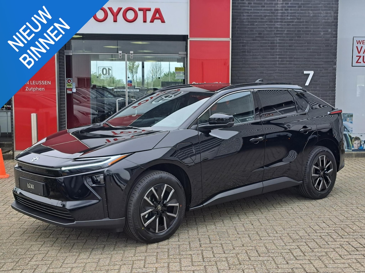 Toyota bZ4X - Dynamic 73 kWh NIEUW DIRECT LEVERBAAR STOEL/STUURWIEL VERWARMING 360 CAMERA DRAADLOOS TEL. - AutoWereld.nl