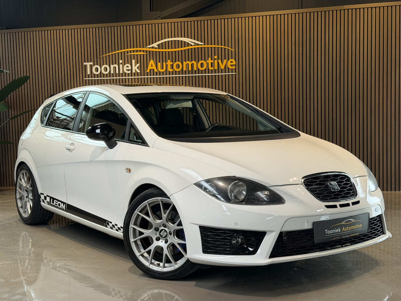 SEAT Leon - 2.0 TFSI FR 211 PK Panorama dak Sportuitlaat 18 Navigatie - AutoWereld.nl