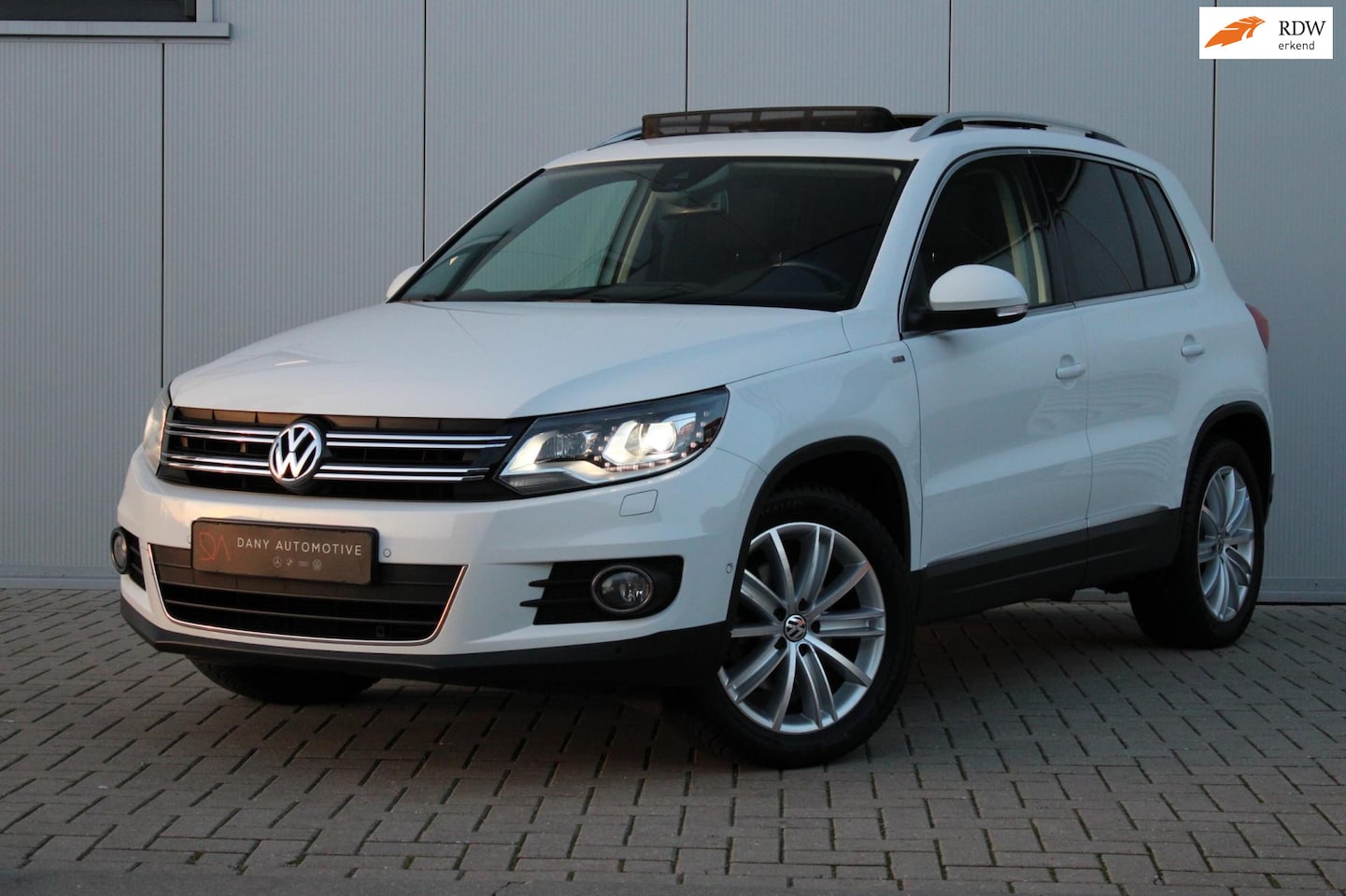 Volkswagen Tiguan - 1.4 TSI CUP 160PK DSG PANO I LED I CAMERA I EL. TREKHAAK I CRUISE I PDC I - AutoWereld.nl