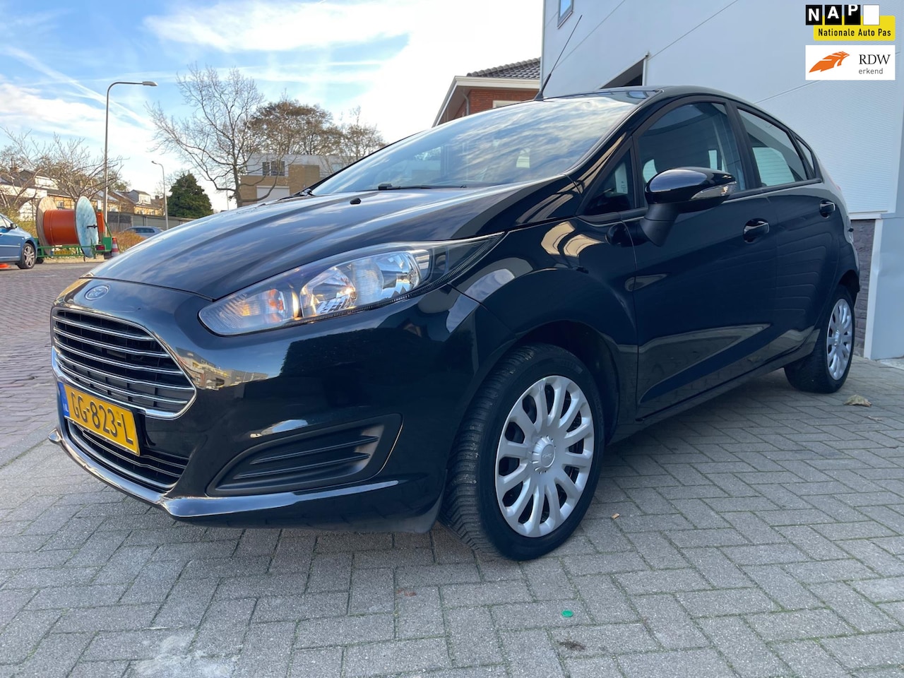 Ford Fiesta - 1.0/Navi/4 nieuwe banden/Airco/AUX/Goed-onderhouden/Elek-pakket - AutoWereld.nl
