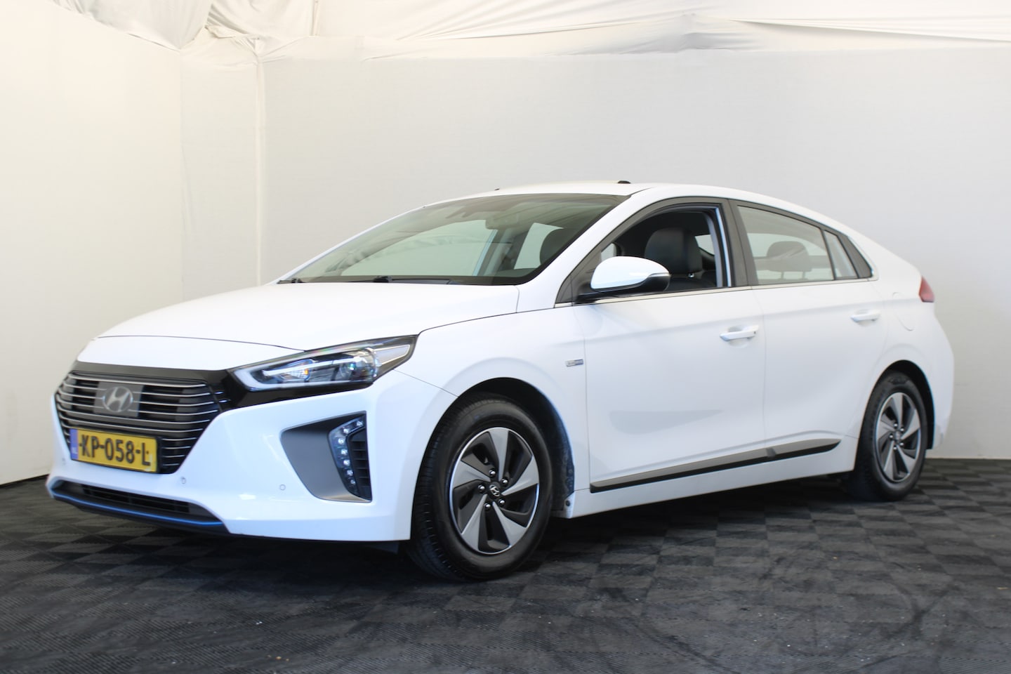Hyundai IONIQ - 1.6 GDi First Edition |Pano|Stoel/stuur verwarming| - AutoWereld.nl