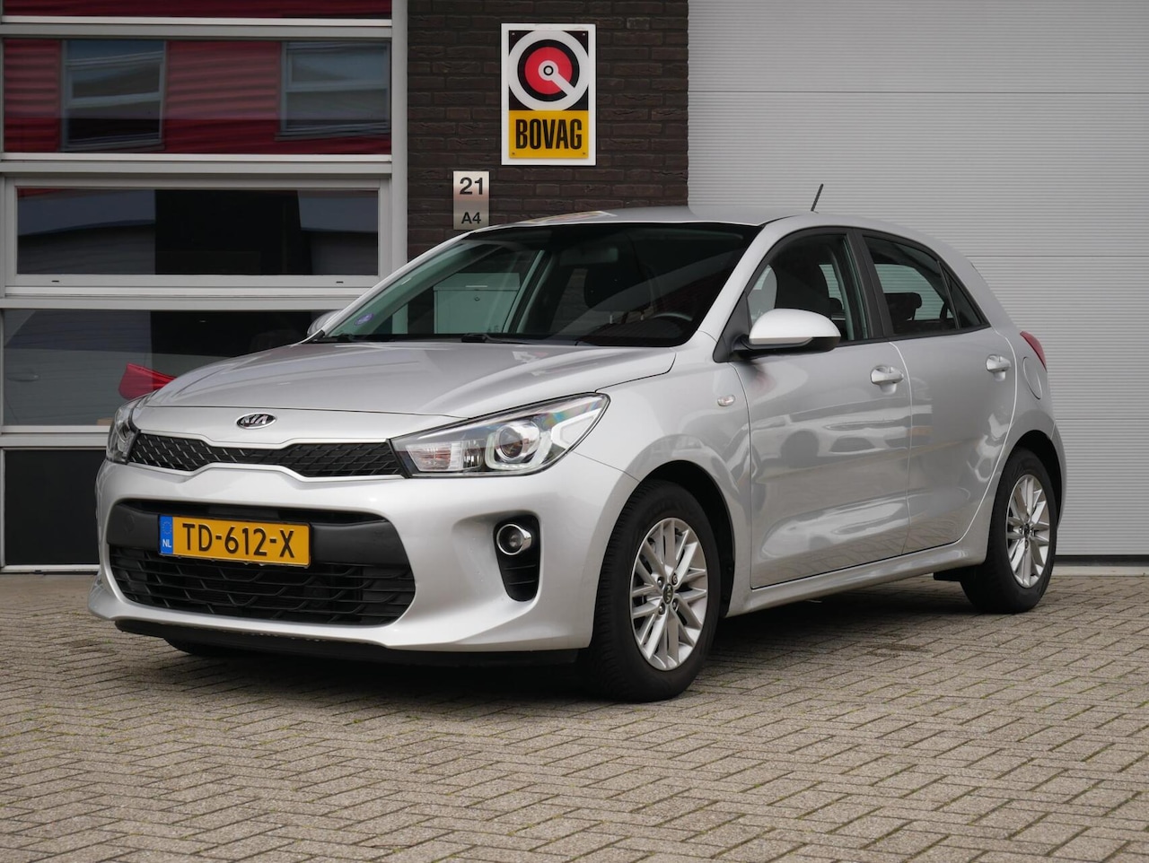 Kia Rio - 1.0 TGDI Design Edition NL auto| 1e eigenaar| Dealer onderhouden| Camera - AutoWereld.nl