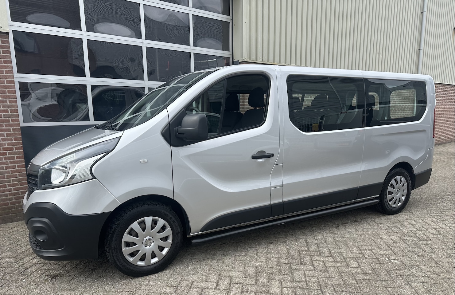 Renault Trafic Passenger - 1.6 dCi L2 9 persoons 21.950 incl.BTW/BPM Airco,Cruise,Navi,Pdc,Trekh - AutoWereld.nl