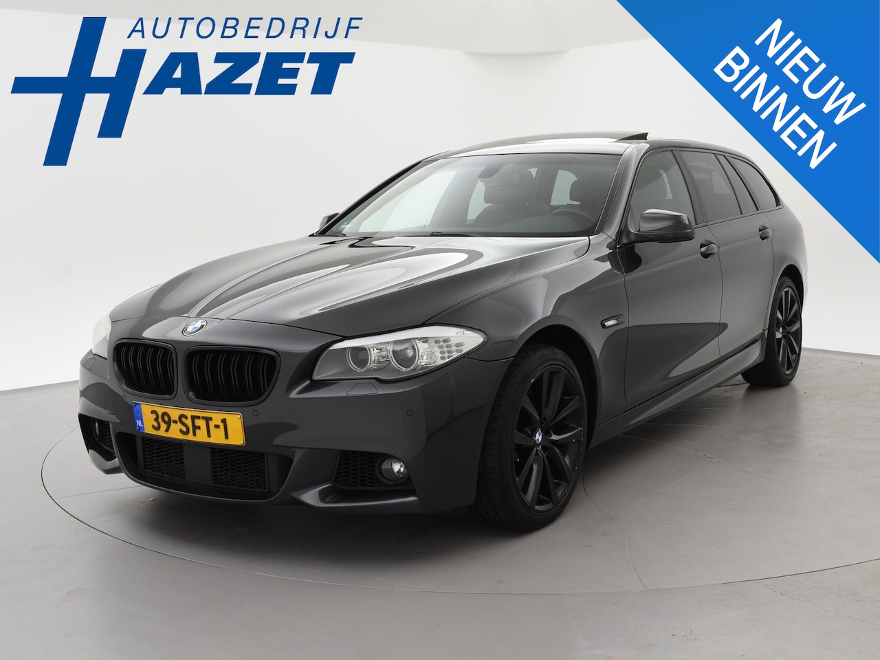 BMW 5-serie Touring - 528i H.E. M-SPORT 6-CILINDER AUT. + APPLE CARPLAY PANORAMA | ELEK. TREKHAAK | 19 INCH - AutoWereld.nl