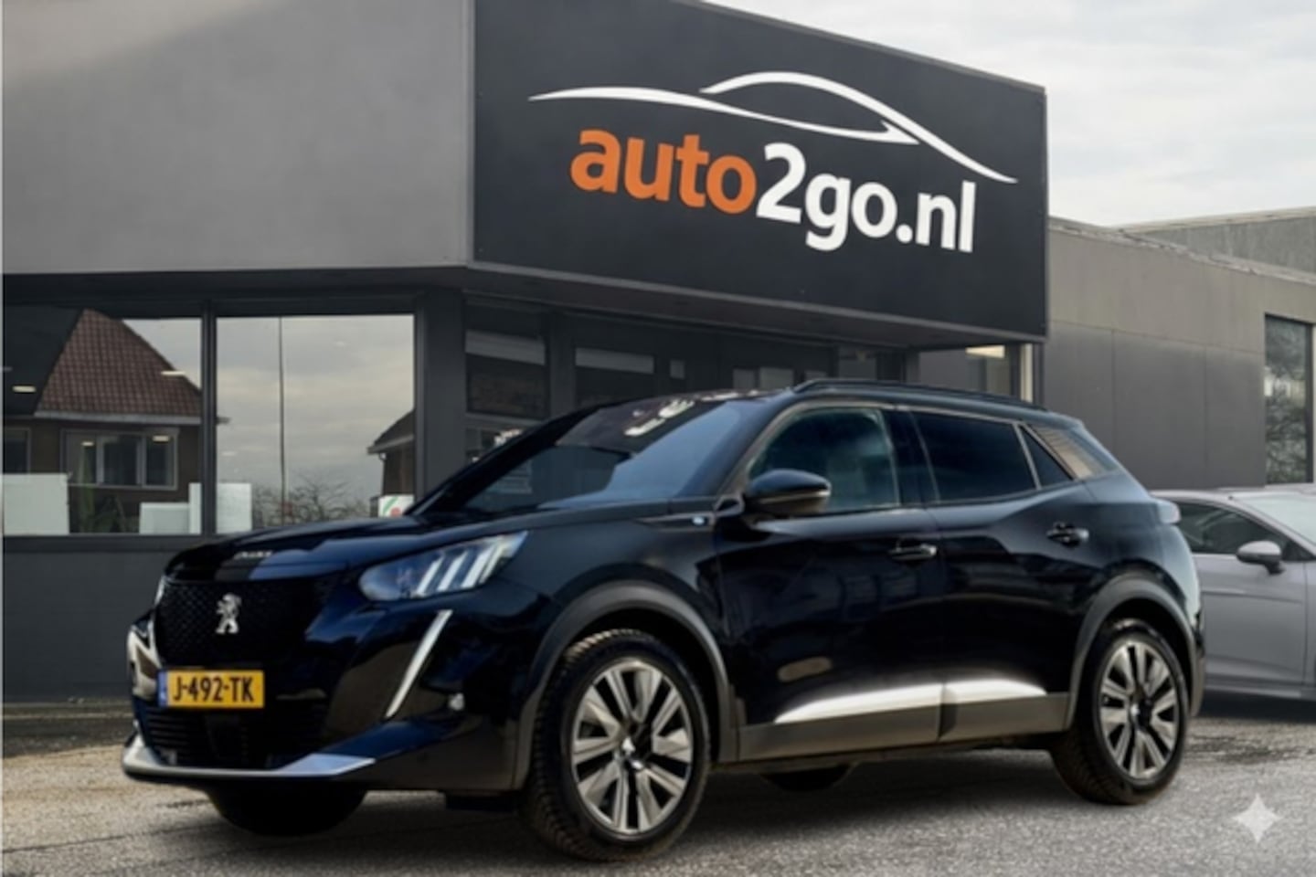 Peugeot e-2008 - GT-LINE AUT 91,4% SOH 79D.KM!! PANODAK LEDER NAVI CAMERA DIGI-DASH APPLE-CARPLAY LED LMV P - AutoWereld.nl