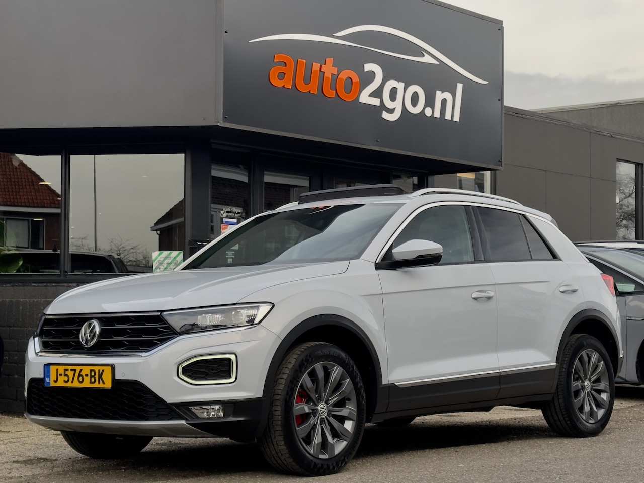 Volkswagen T-Roc - 1.5 TSI AUT7 150PK PANODAK NAVI CAMERA DIGI-DASH APPLE-CARPLAY LED LMV PDC - AutoWereld.nl