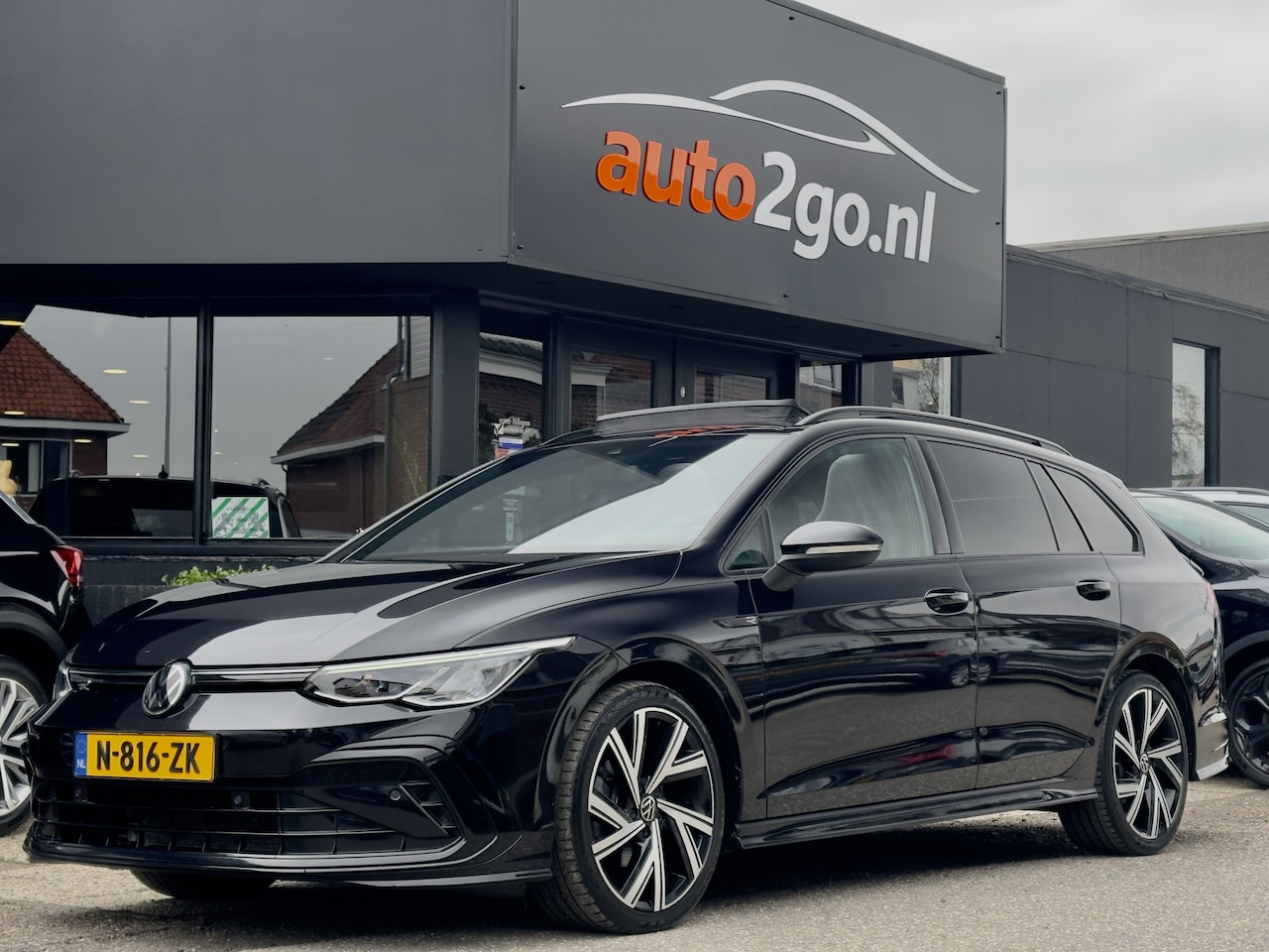 Volkswagen Golf Variant - 1.5 eTSI AUT7 3X R-LINE PANODAK LEDER NAVI DIGI-DASH APPLE-CARPLAY LED LMV PDC - AutoWereld.nl