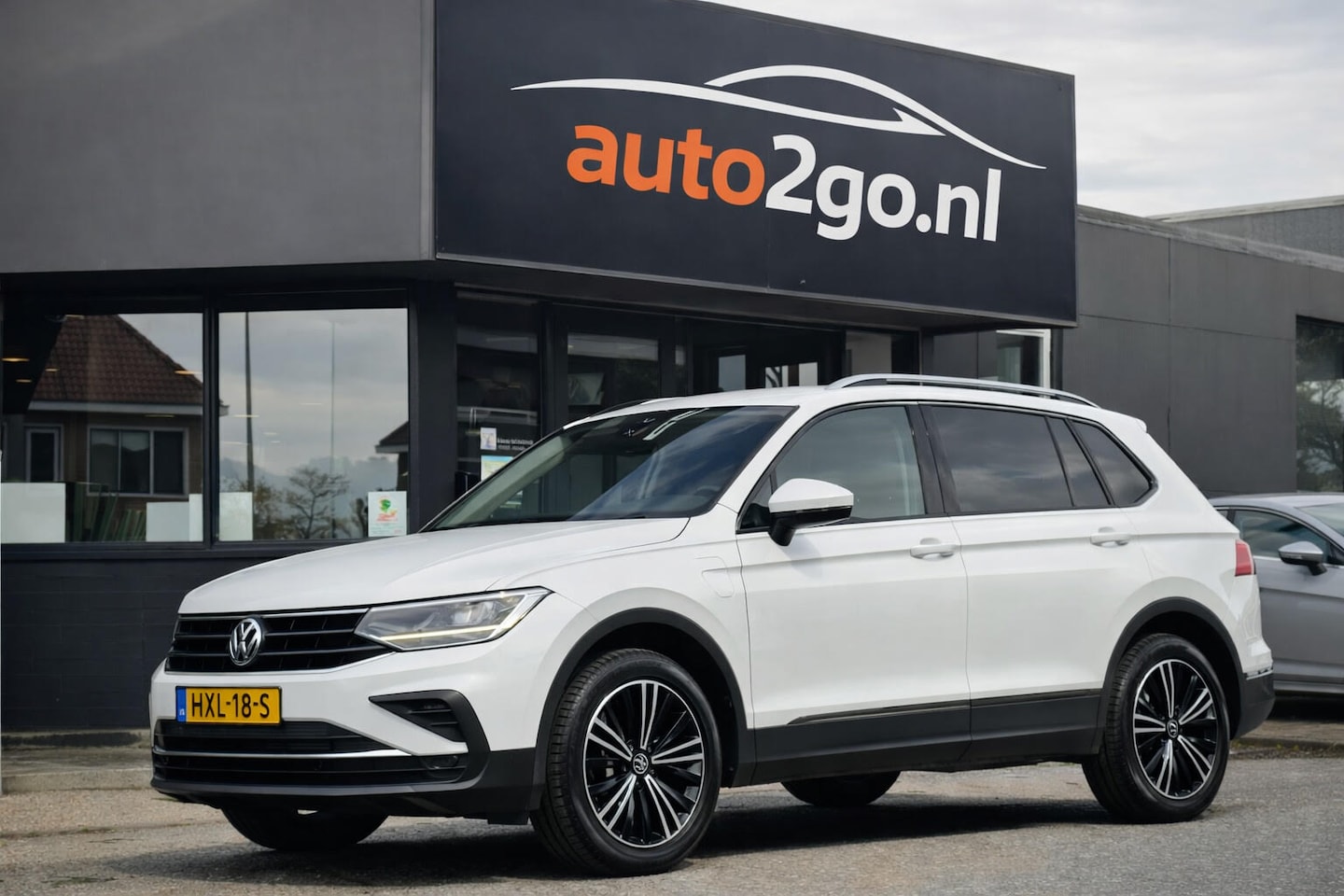 Volkswagen Tiguan - 1.4 TSI AUT6 eHYBRID R-LINE VOL-LEDER DIGI-DASH AIRCO IQ-DRIVE PARK-ASSIST LED LMV PDC - AutoWereld.nl