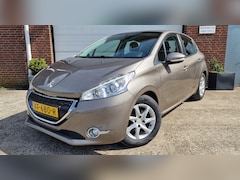 Peugeot 208 - 1.4 Vti Griffe In top staat verkerende Peugeot 208 1.4 16V Navi, airco, lm velgen. DIT IS NIET DE PURE TE