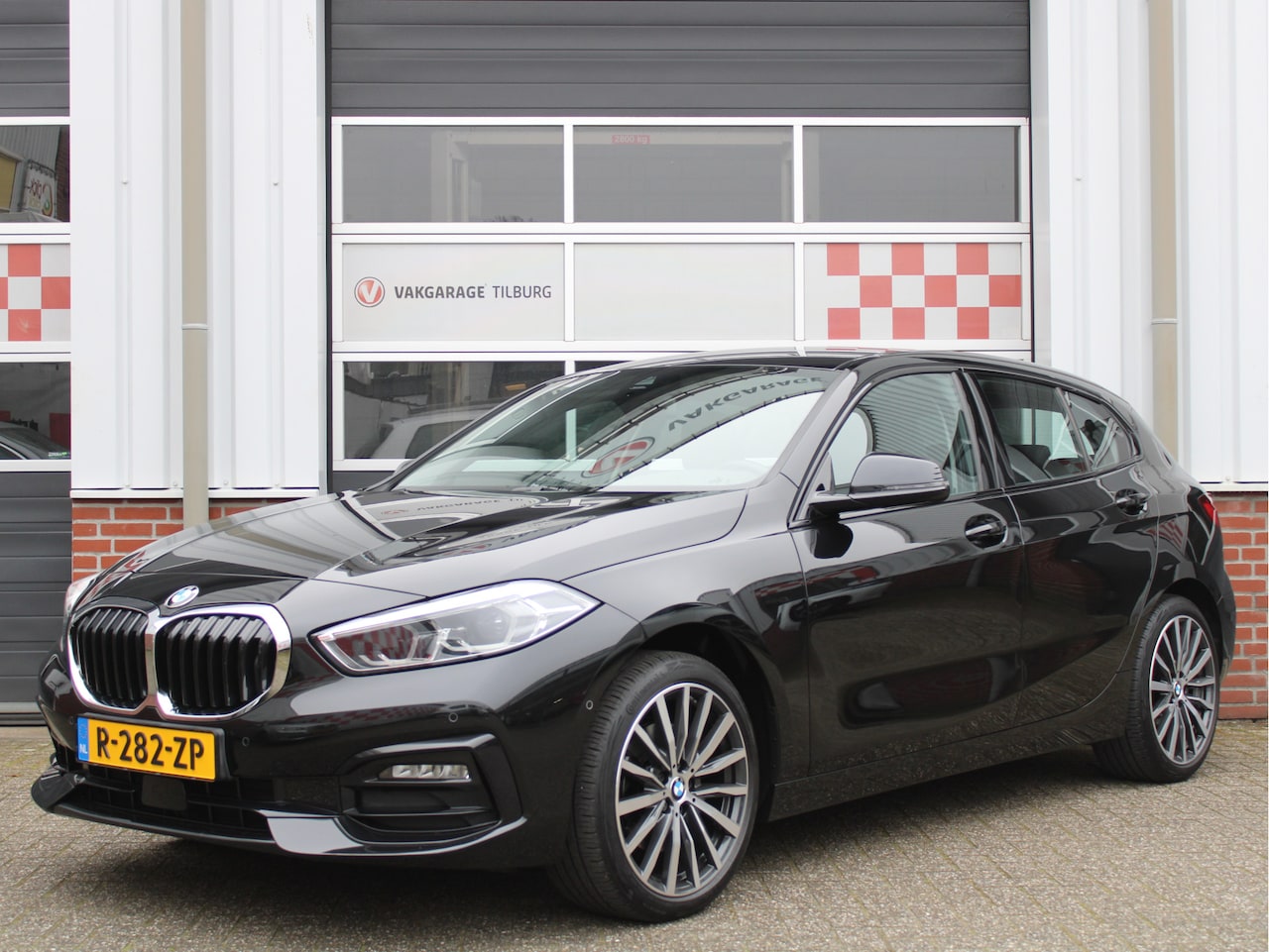 BMW 1-serie - 118i Business+ Sport Automaat /Navigatie/Camera/Leder/Stoelverwarming/PDC/18'LM/LED/Lane a - AutoWereld.nl