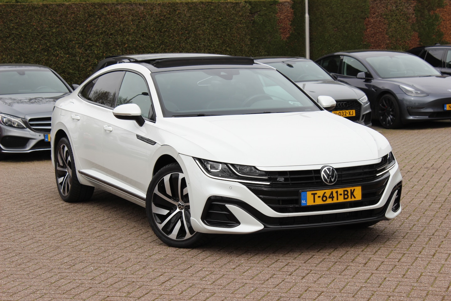 Volkswagen Arteon - 1.4 TSI eHybrid R-Line Business+ / Trekhaak / Panoramadak / Leder&Alcantara / 19'' / Sfeer - AutoWereld.nl