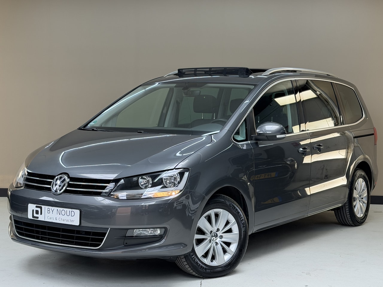Volkswagen Sharan - 2.0 TDI Comfortline 2.0 TDI Comfortline, 150Pk, 2017, 2de eigenaar, 7 Persoons, Panoramadak, Trekhaak, Navigat - AutoWereld.nl