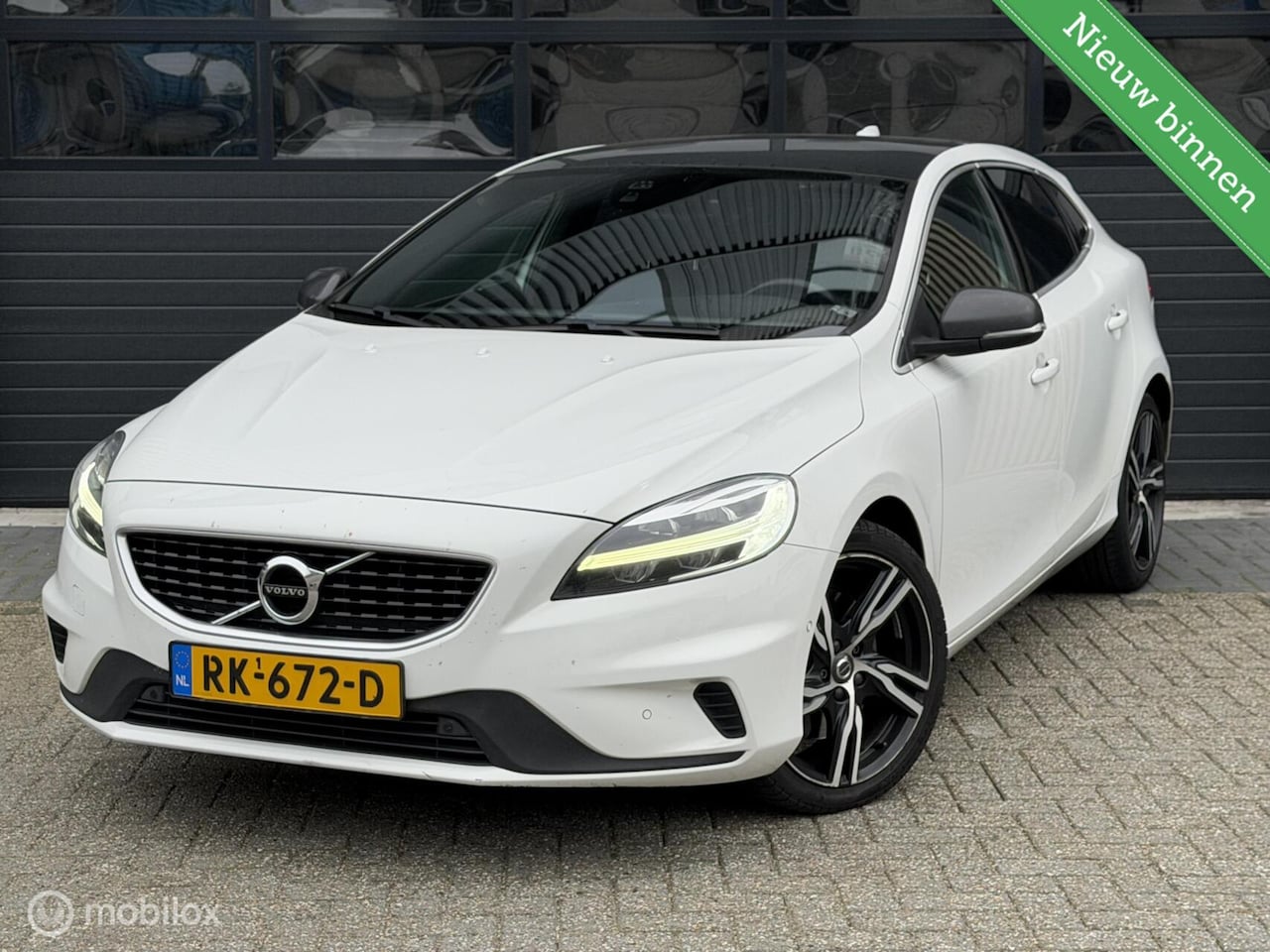Volvo V40 - 2.0 D3 R-Design | Pano | Cruise | Camera | Stoelverw - AutoWereld.nl