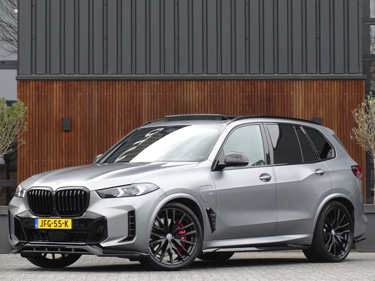 BMW X5 - 50e 490PK X-Drive M- Individual / Frozen Grey / Carbon - AutoWereld.nl