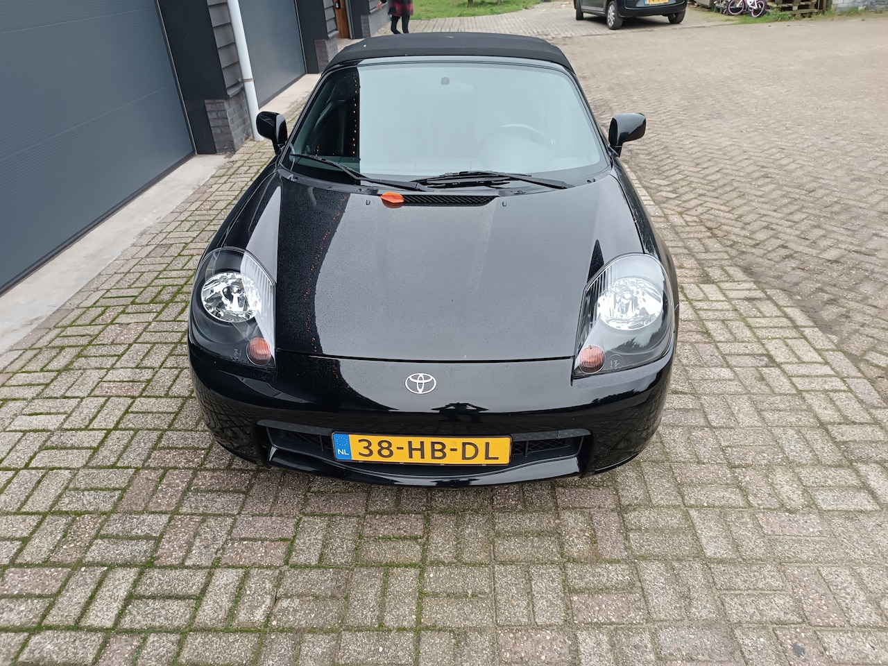 Toyota MR 2 - 1.8-16v VVT-i TOYOTA MR2 1.8 16V 2001 ZWART AIRCO LEDER NL-AUTO LINNEN KAP - AutoWereld.nl
