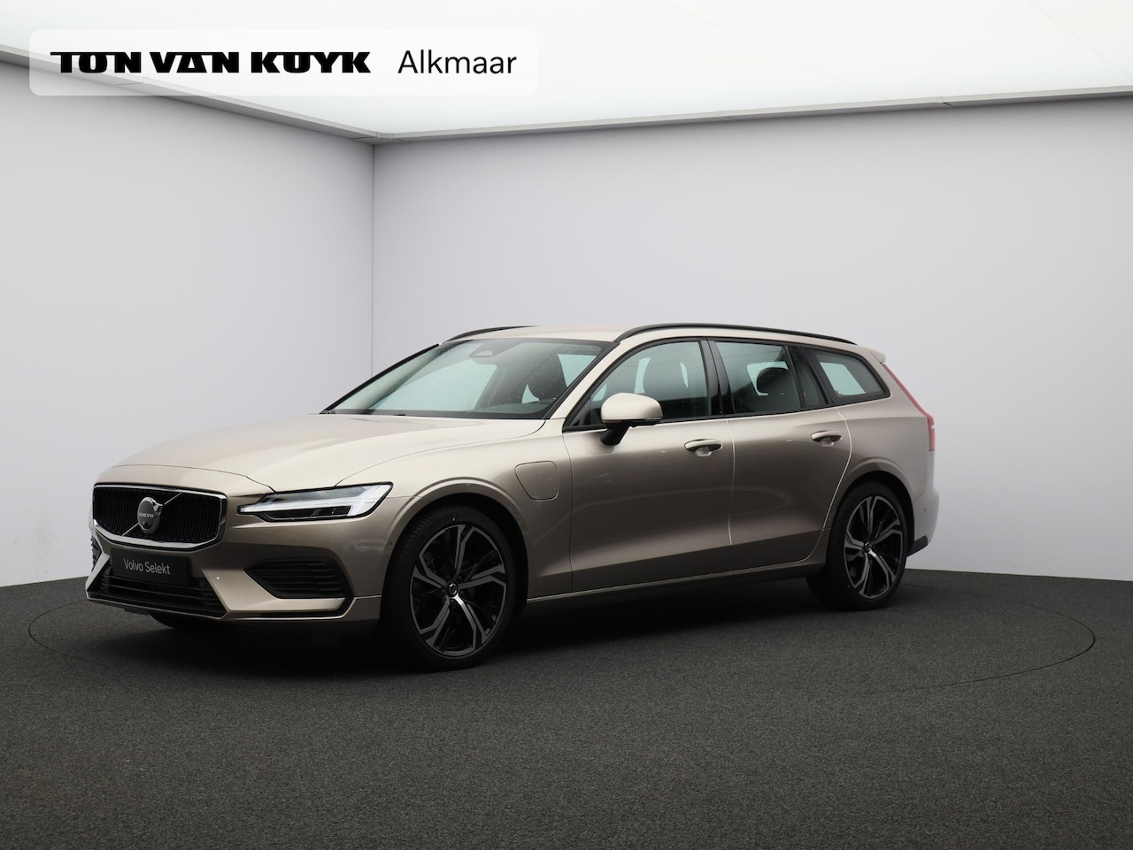 Volvo V60 - T6 350PK Plug-in hybrid AWD Core Business Ed. / Stoel-, stuurwiel- & achterbankverwarming - AutoWereld.nl