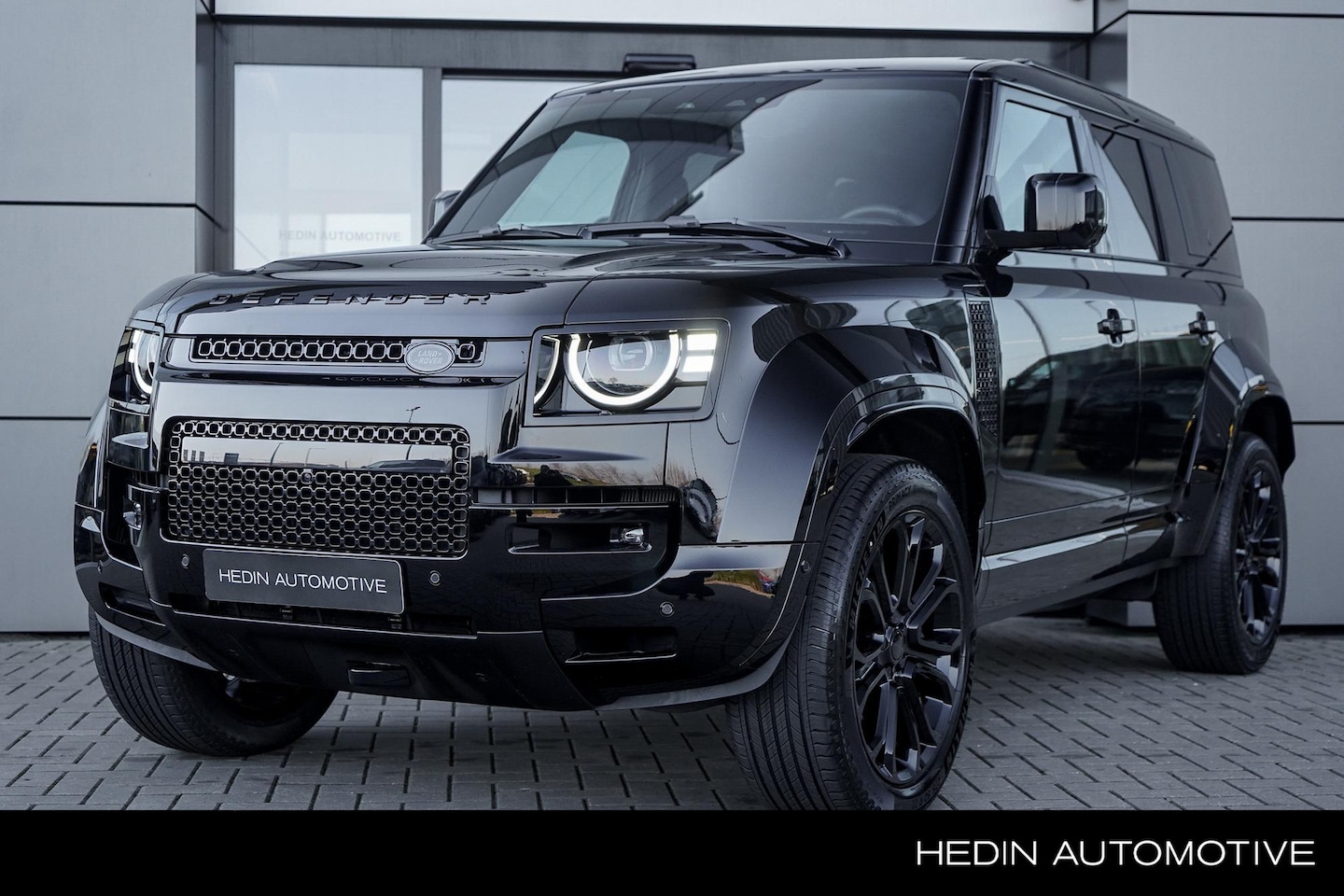 Land Rover Defender 110 - 4.4 P635 OCTA BLACK | Towing Pack | Chopped Carbon Interior l 22" Gloss Black - AutoWereld.nl