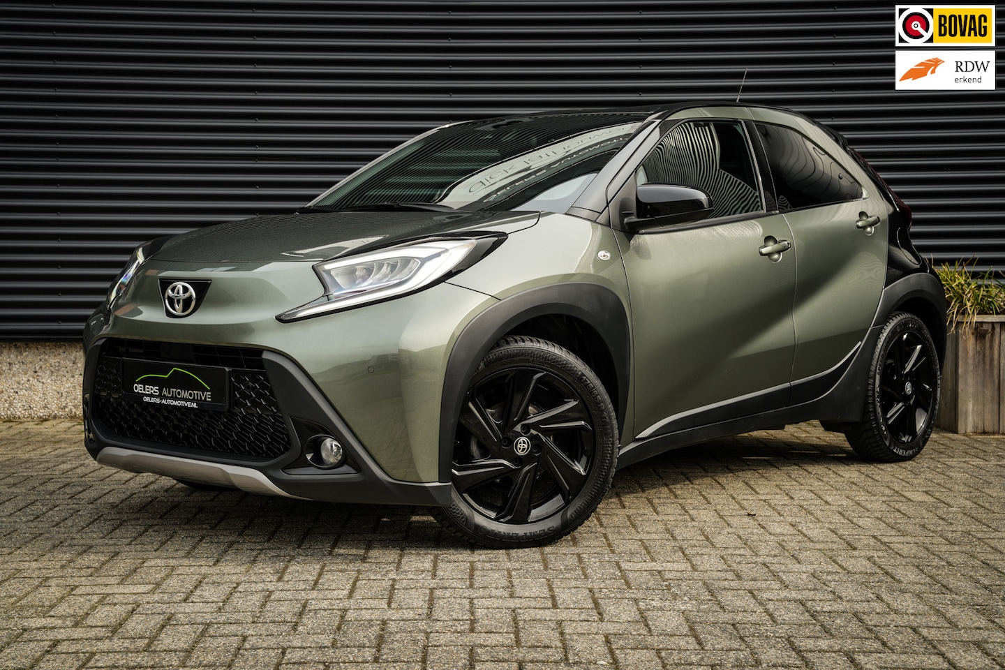 Toyota Aygo X - 1.0 VVT-i S-CVT Premium | CarPlay | Clima | Navi | DAB | Two-Tone | All season banden | - AutoWereld.nl