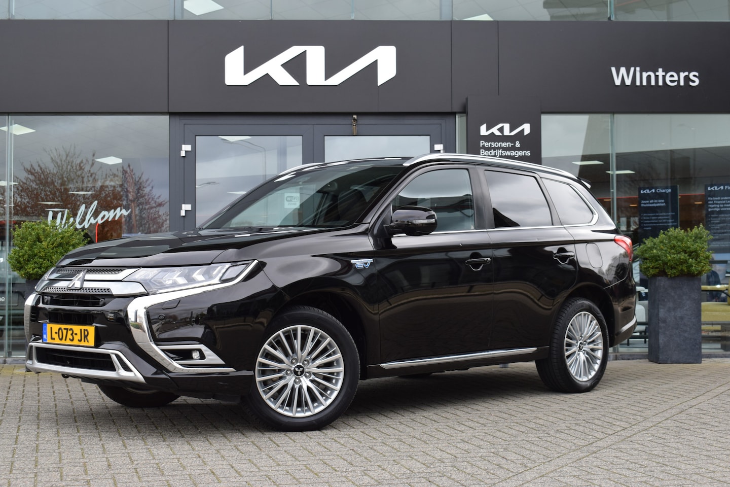 Mitsubishi Outlander - 2.4 PHEV Pure+ Schuifdak | Trekhaak | Leder | Navigatie | Stuur + Stoelverwarming | Electr - AutoWereld.nl