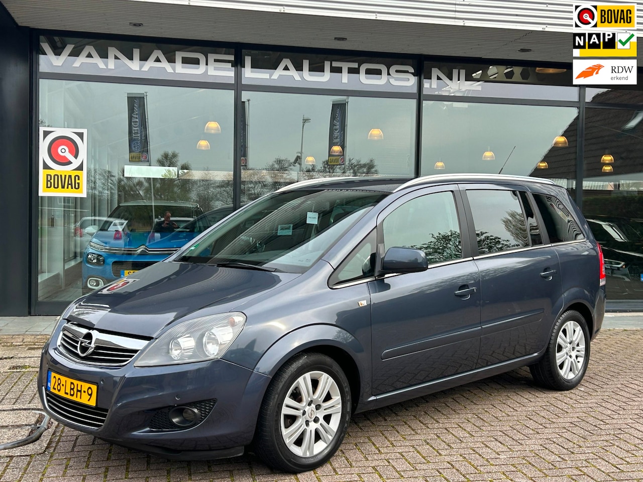 Opel Zafira - 1.8 Cosmo Aut. 7-Pers! Navi Cruise Park.Sens Trekhaak NAP NL-Auto! - AutoWereld.nl
