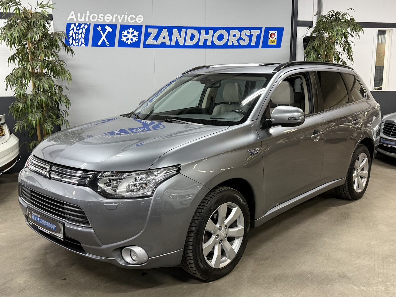 Mitsubishi Outlander - 2.0 PHEV instyle // Leer // Schuifdak // Xenon - AutoWereld.nl