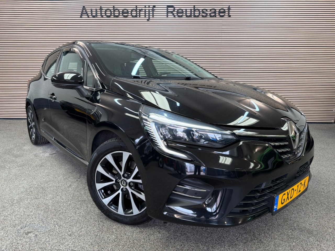 Renault Clio - 1.6 E-Tech Hybrid 140 Inparis Clima Cruise Led Carplay Camera Incl 12Mnd Garantie - AutoWereld.nl