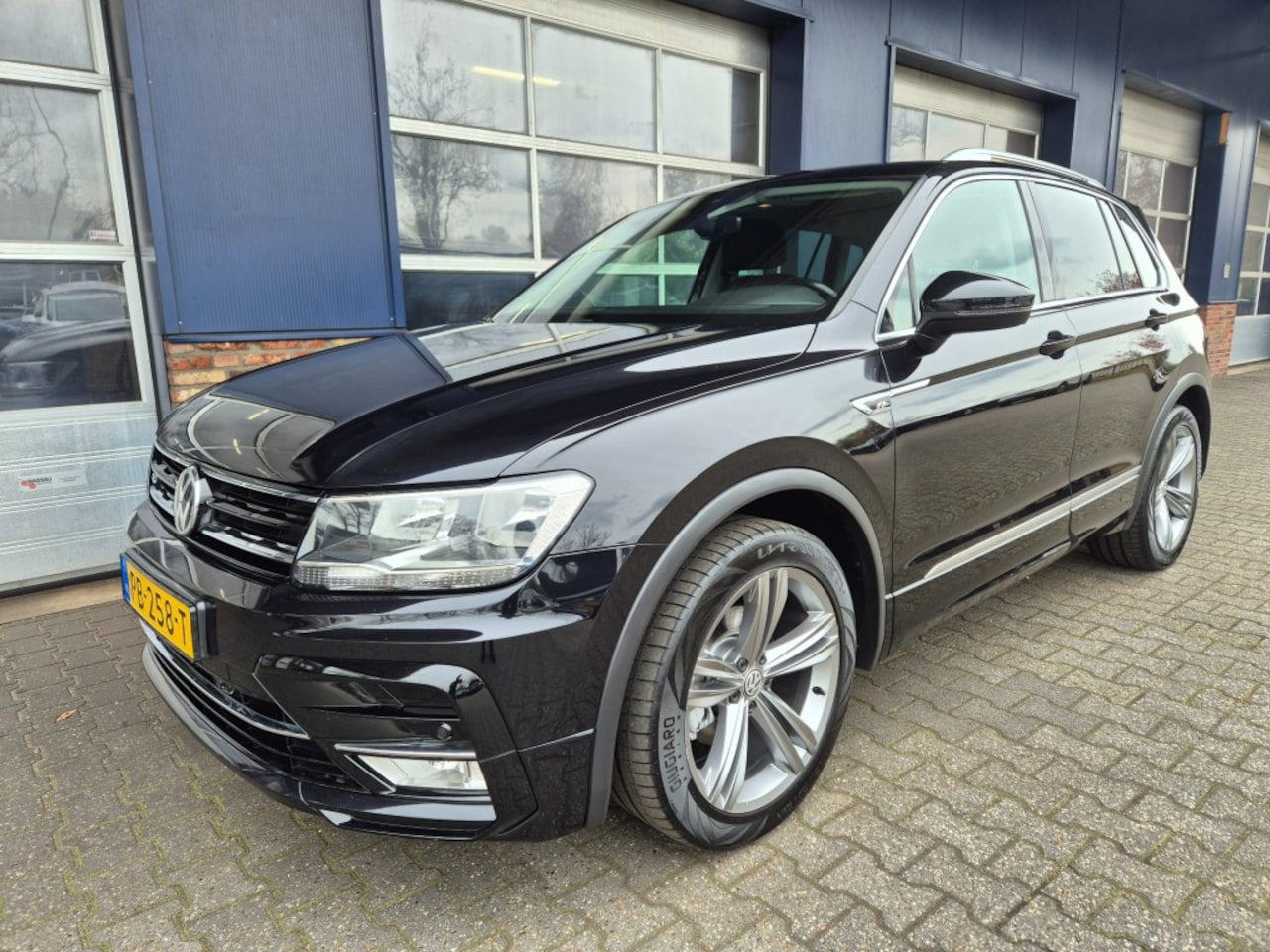 Volkswagen Tiguan - 1.4 TSI R-lINE, Connected Series, Carplay, Stoelverwarming. TREKHAAK. ALL IN Prijs! - AutoWereld.nl