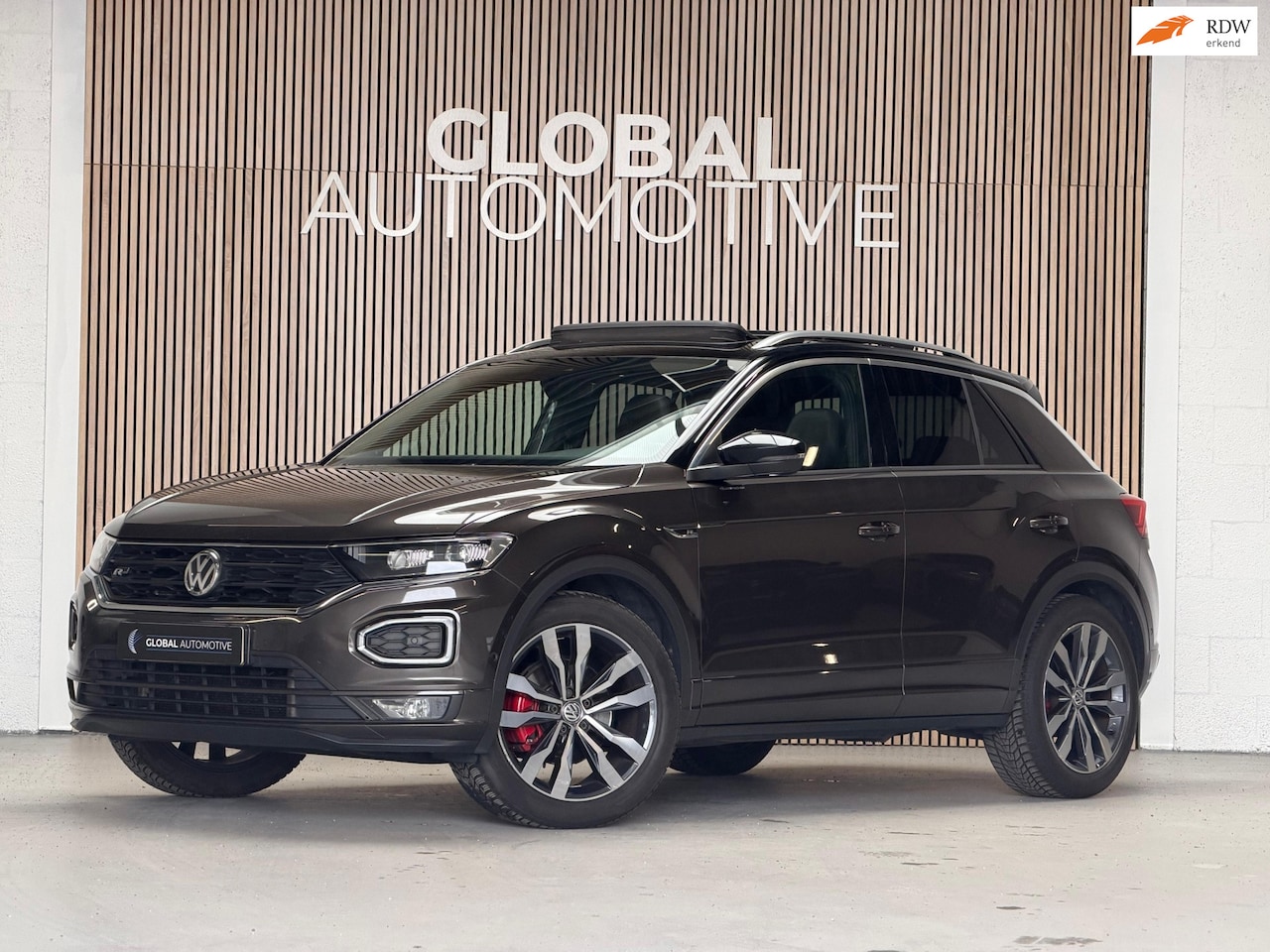 Volkswagen T-Roc - 2.0 TSI 4Motion R LINE - PANORAMADAK - BEATS AUDIO - CAMERA - TREKHAAK - AutoWereld.nl