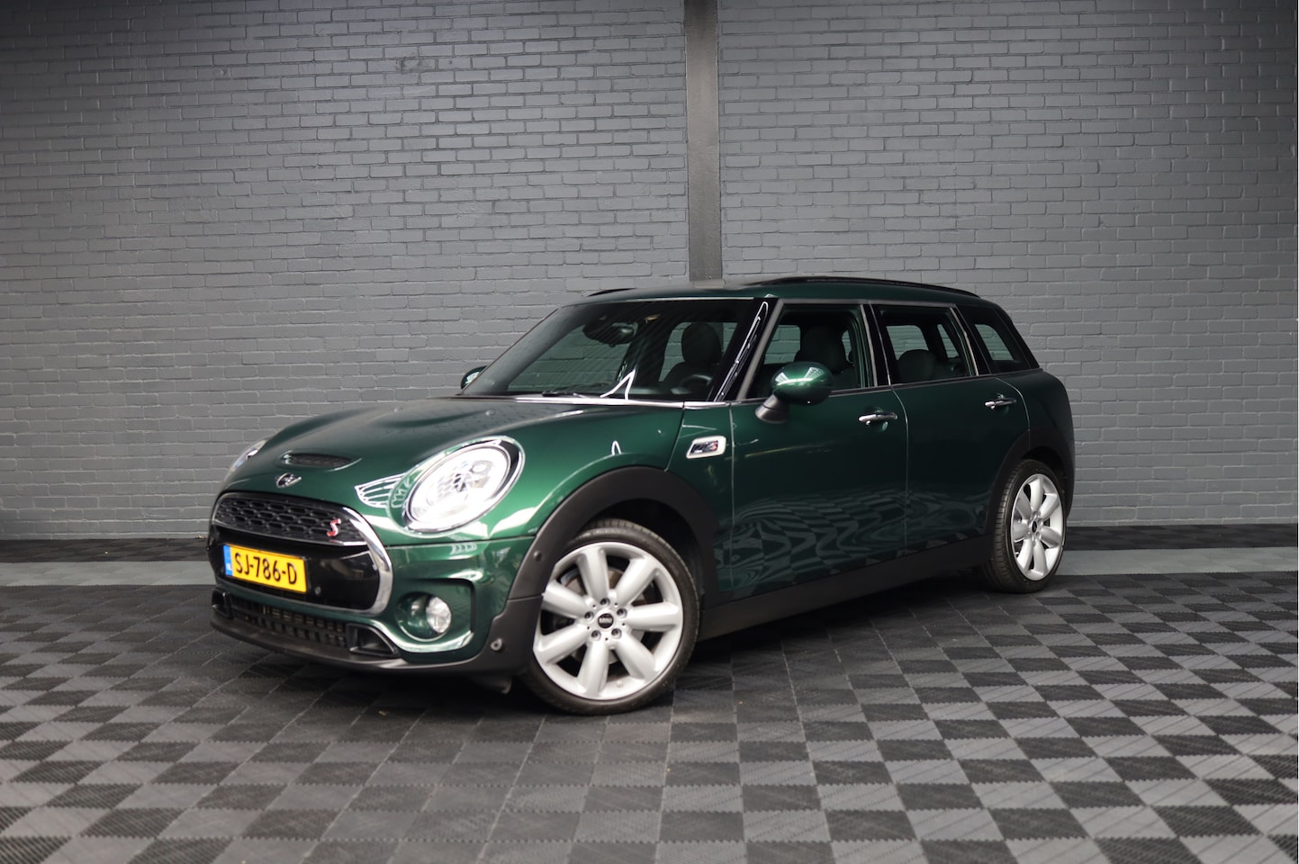 MINI Clubman - Mini 2.0 Cooper S Chili Serious Business | PANORAMADAK | HUD | AUTOMAAT | HARMAN KARDON | - AutoWereld.nl