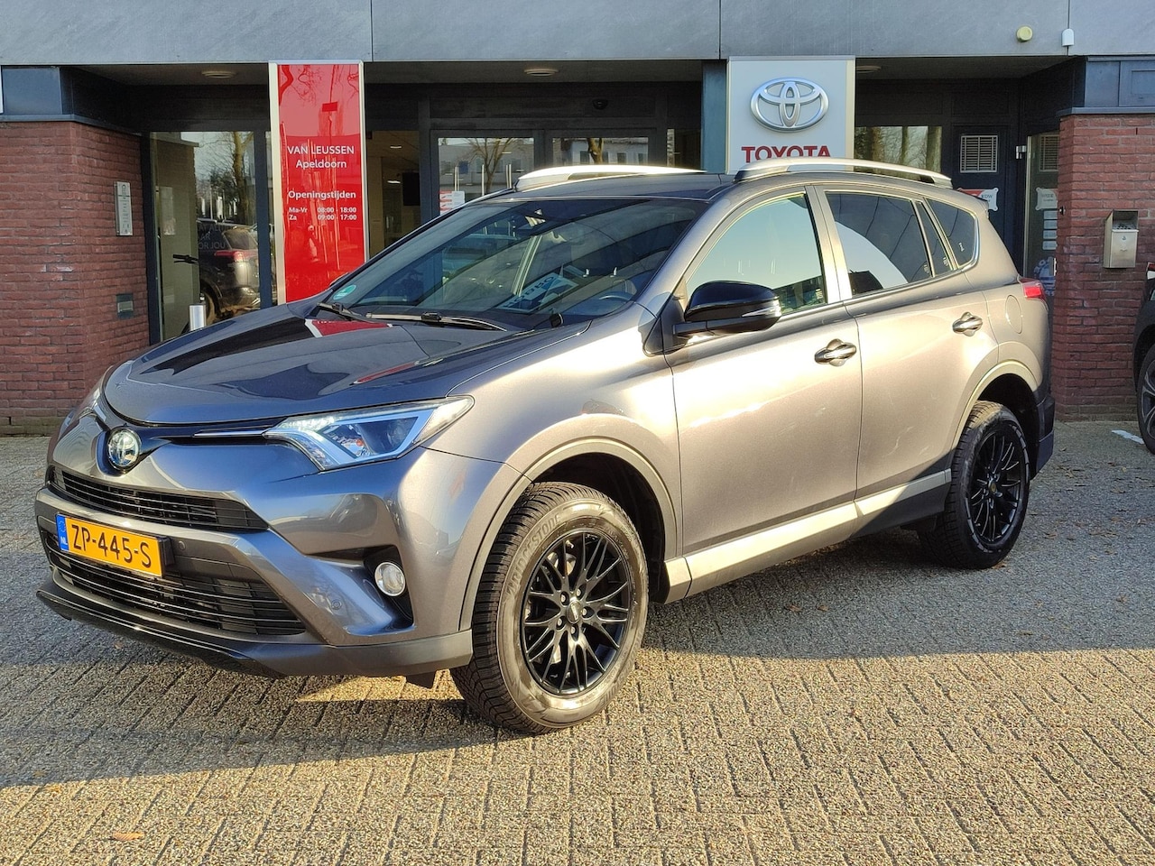 Toyota RAV4 - 2.5 HYBRID BLACK EDITION AD-CRUISE NAVI BLUETOOTH EL-ACHTERKLEP PARK-SENSOREN CAMERA KEYLE - AutoWereld.nl