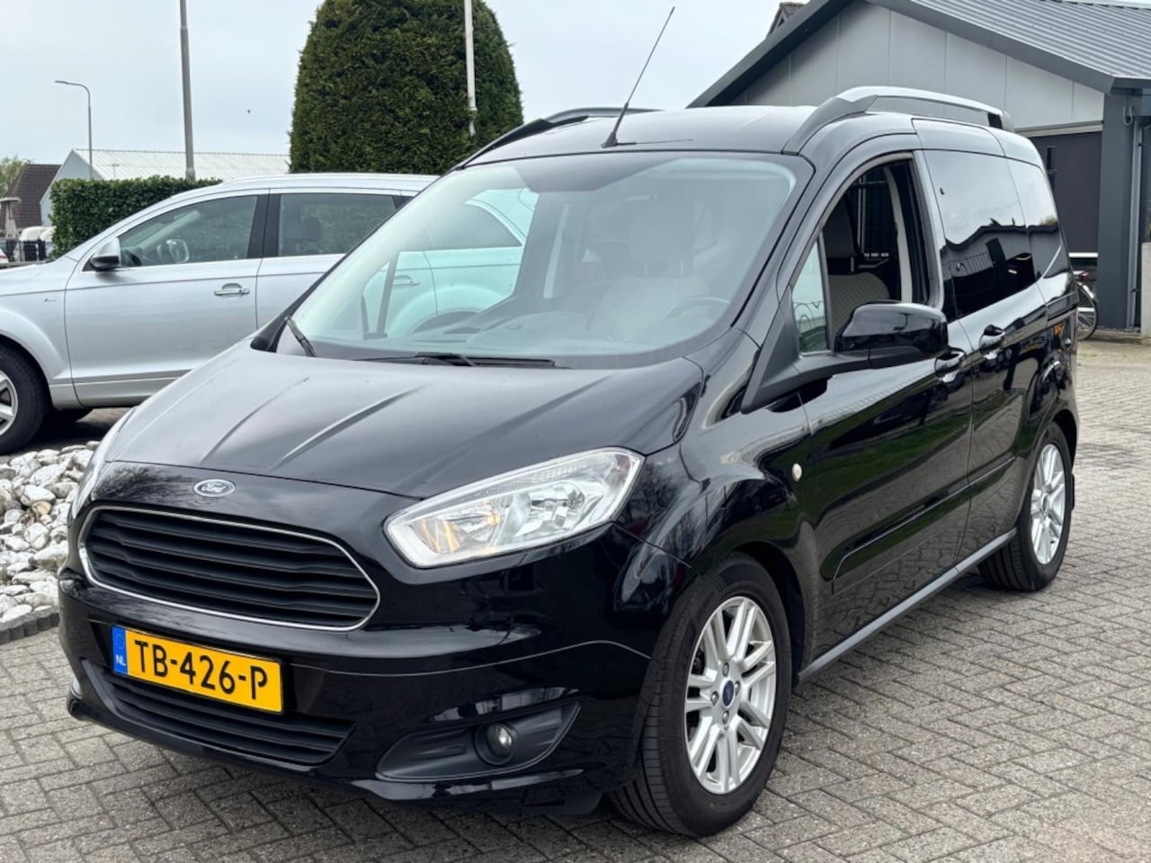 Ford Tourneo Courier - 1.0 Titanium 2017 Trekhaak 5-Persoons - AutoWereld.nl